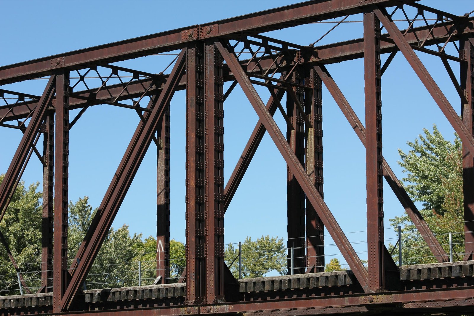 Endpost at center of bridge